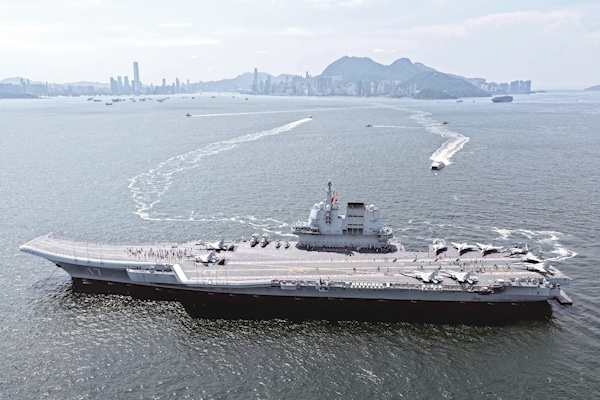 抵港第二天，“航母热”引爆香江 山东舰编队吸引近2万人次参观
