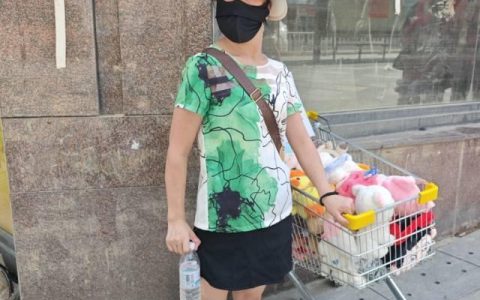 榕江残疾女子店面被淹倒闭，摆摊出售仅存的玩偶，来看“村超”的救援队员全部买下