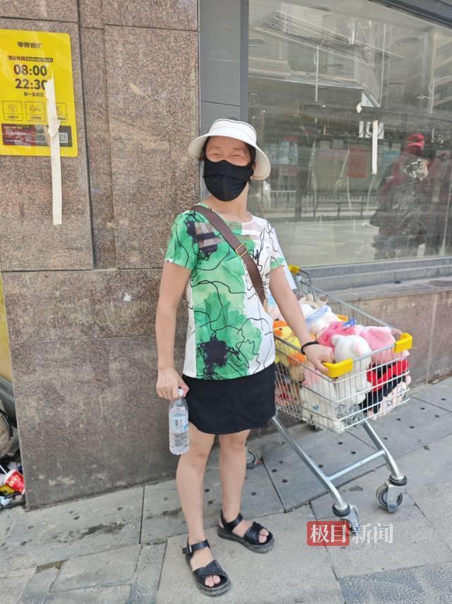 榕江残疾女子店面被淹倒闭，摆摊出售仅存的玩偶，来看“村超”的救援队员全部买下