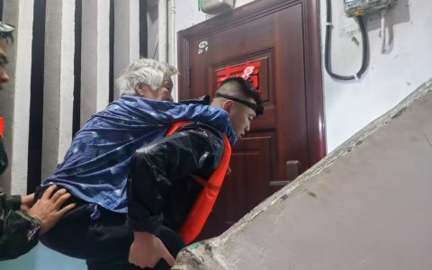 咸丰众志成城应对强降雨