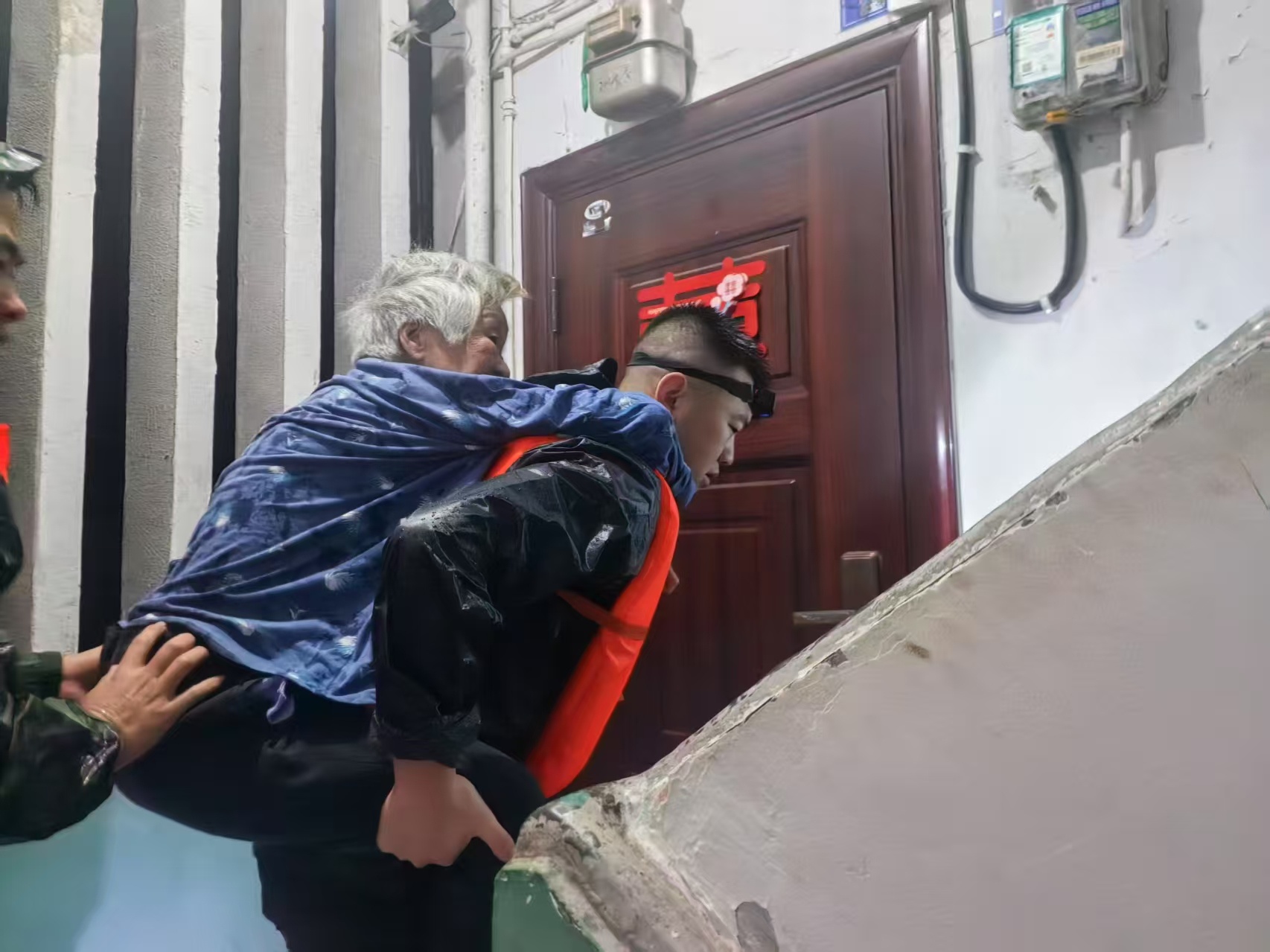 咸丰众志成城应对强降雨