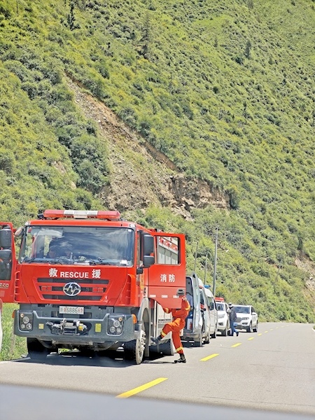 3对母女乘车在四川阿坝坠河 出发前曾许愿“每年都出来玩”5名失联人员仍在搜救