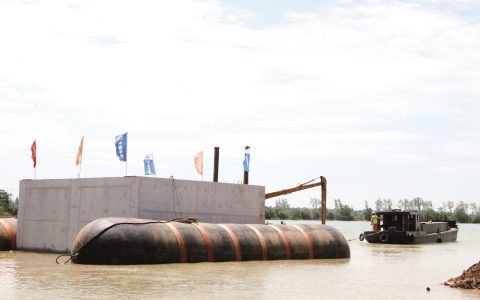 210吨取水头部乘“气囊船”抵湖心下沉 武汉江南片区660万居民将获双水源保障