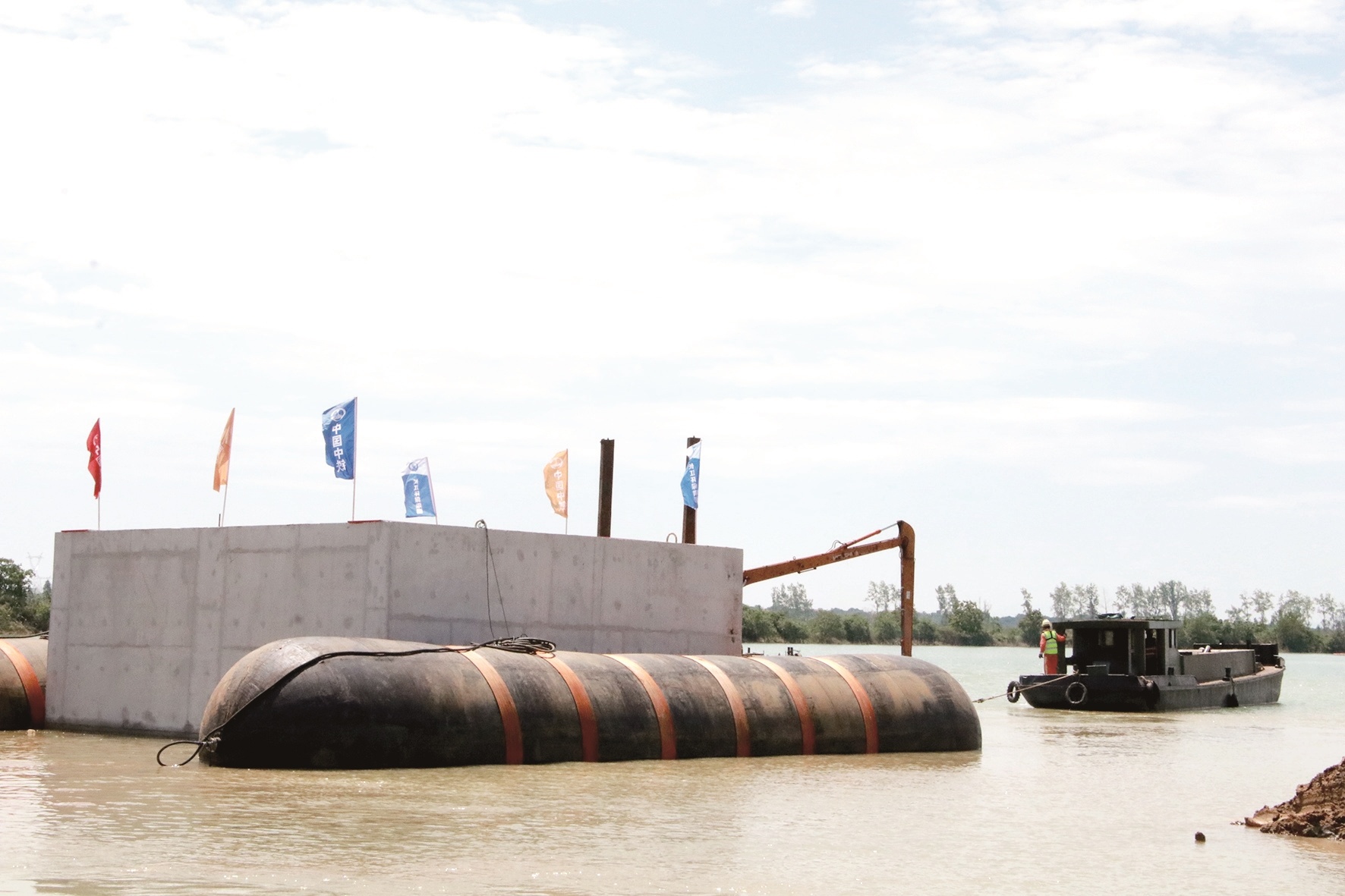 210吨取水头部乘“气囊船”抵湖心下沉 武汉江南片区660万居民将获双水源保障