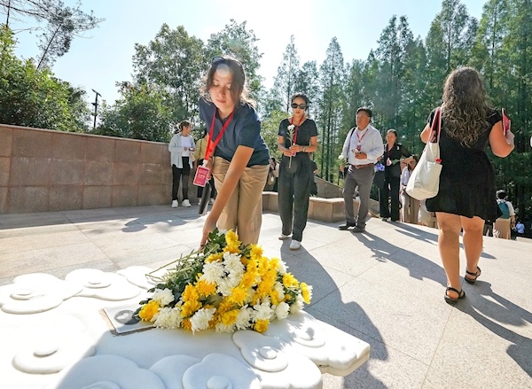 杰夫·格林和飞虎队老兵后代考察武汉两所中学 希望更多青年成为“新时代飞虎队员”