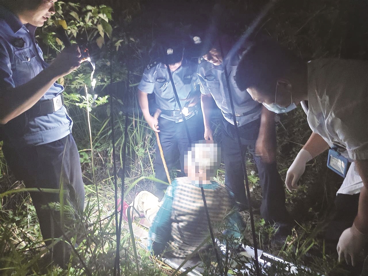 黄石九旬婆婆深夜走失荒草丛中 民警6小时“地毯式”搜寻助脱险