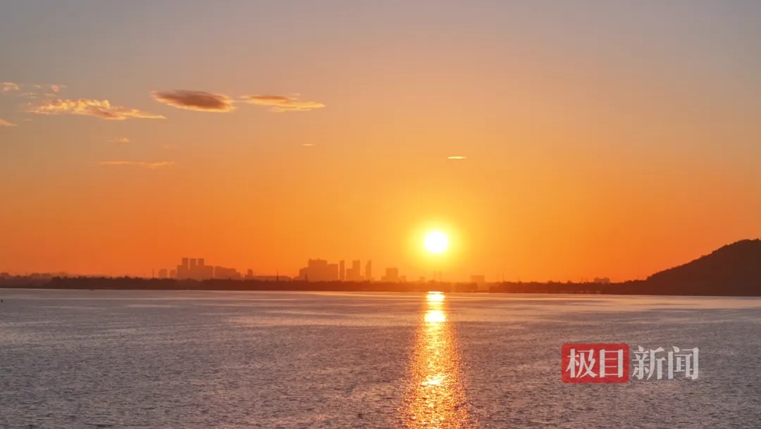 凌晨5点半，武汉上空出现绝美一幕！