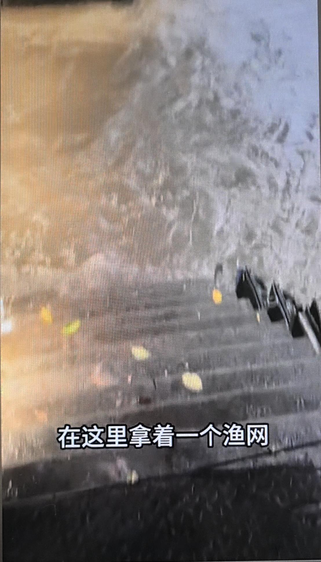 成都暴雨中一老人手持渔网落入锦江后被冲走，当地：他当时在江边捡垃圾