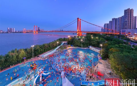 武汉夏日好去处，江滩水上乐园人气爆棚