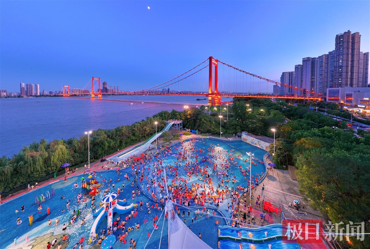 武汉夏日好去处，江滩水上乐园人气爆棚