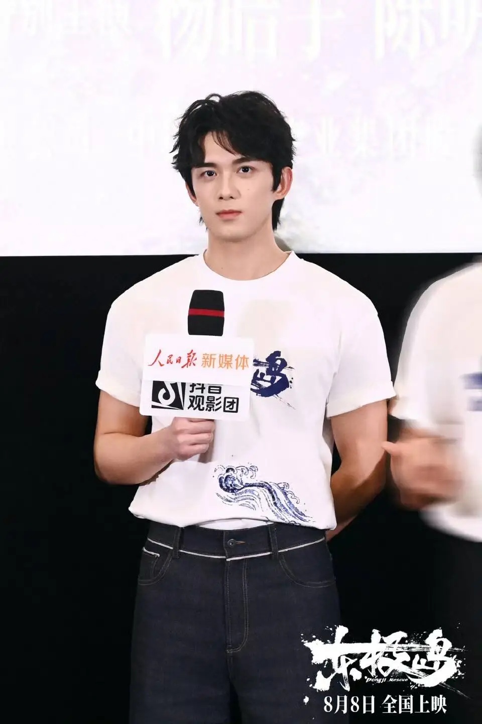 朱一龙、吴磊、倪妮主演，《东极岛》预测票房9.38亿元，梁家辉哭着看完，“这就是我们有血性的民族”