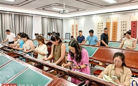 深耕书法教育32年 他的书法“回炉班”让众多教师受益