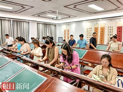 深耕书法教育32年 他的书法“回炉班”让众多教师受益