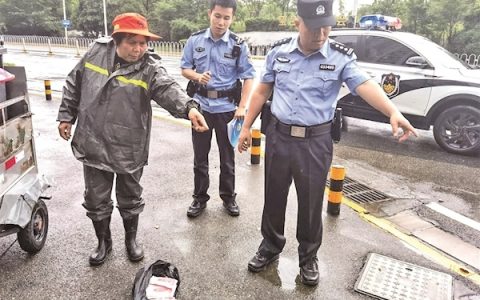 环卫工捡到5万元现金  警方辗转找到失主 失主表示，要当面向环卫工人表达谢意