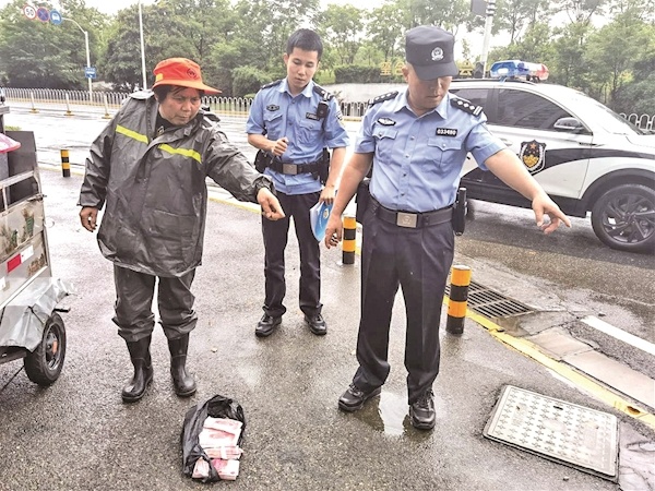环卫工捡到5万元现金  警方辗转找到失主 失主表示，要当面向环卫工人表达谢意