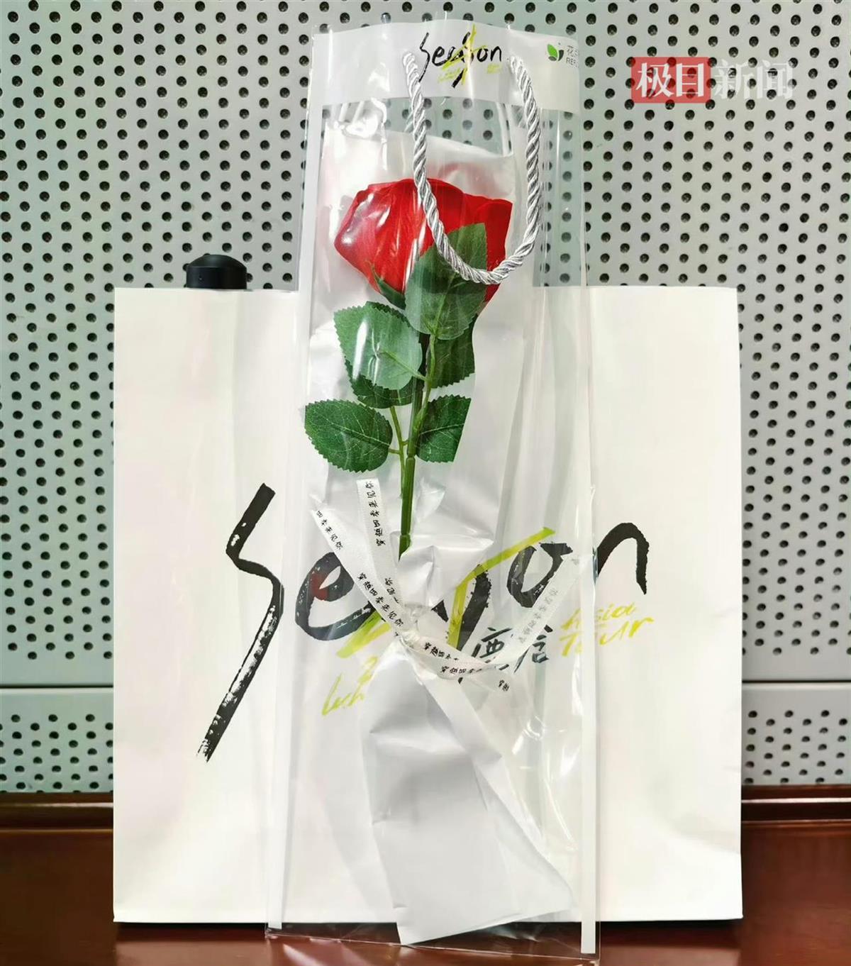 鹿晗南昌首场演唱会恰逢七夕，送到场观众玫瑰伴手礼，有歌迷带50多岁母亲提前探场