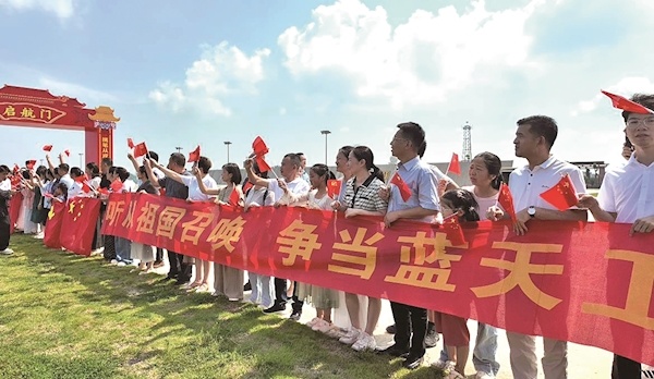 极目新闻记者探访空军长沙登机点 两架运-20迎新  家长热烈欢送