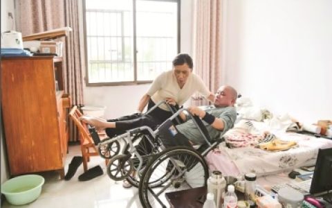 嚼碎草药敷伤口  日夜守护33年 通城余飞桃用爱照亮瘫痪丈夫生命