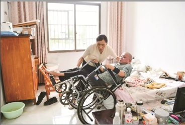 嚼碎草药敷伤口  日夜守护33年 通城余飞桃用爱照亮瘫痪丈夫生命