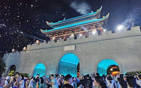 夜游荆州城，邂逅“泼水狂欢节”