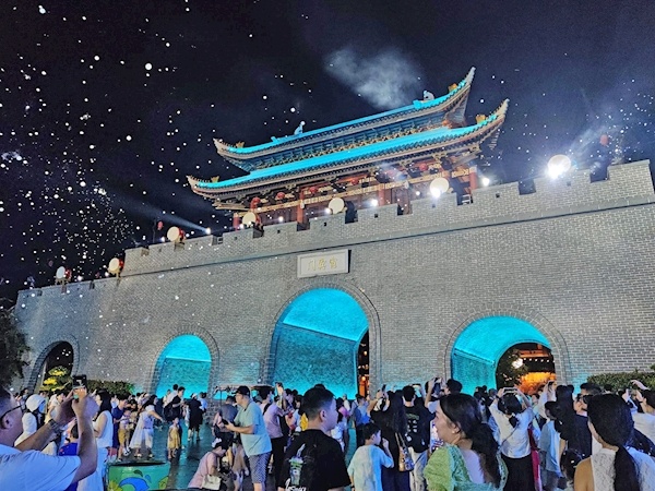 夜游荆州城，邂逅“泼水狂欢节”