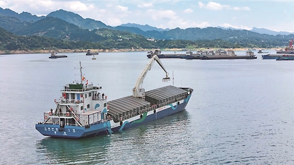 全国首艘纯电动清漂转运船成功试航