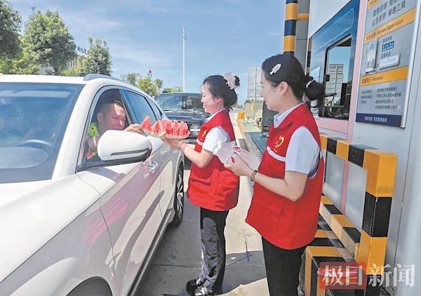 “真是太贴心了” 爱路志愿者高速送清凉
