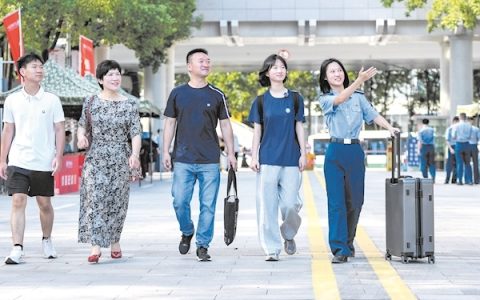 男生头发不能超过一指宽，女生头发不能超过衣领 入学第一天，军校生活从“头”开始