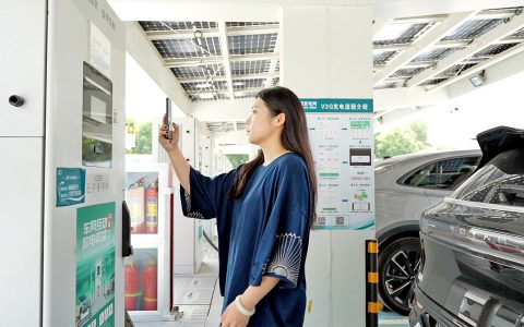 新能源汽车变身“移动充电宝” 在电网用电高峰时可“放电卖电”赚取收益