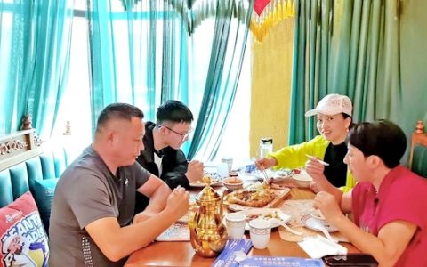 安徽夫妇自驾送儿子去新疆上学 6天穿越3700公里每天直播7小时刚到校就被粉丝认出