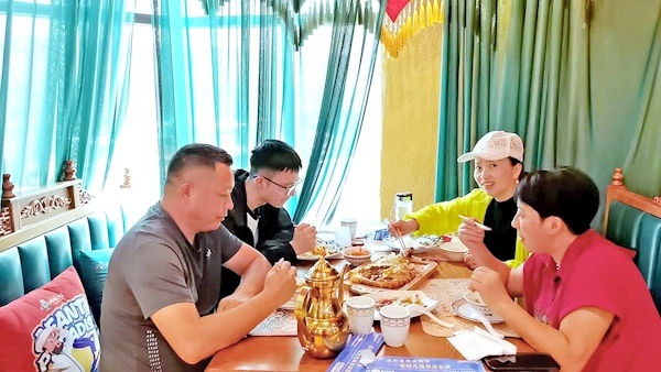 安徽夫妇自驾送儿子去新疆上学 6天穿越3700公里每天直播7小时刚到校就被粉丝认出