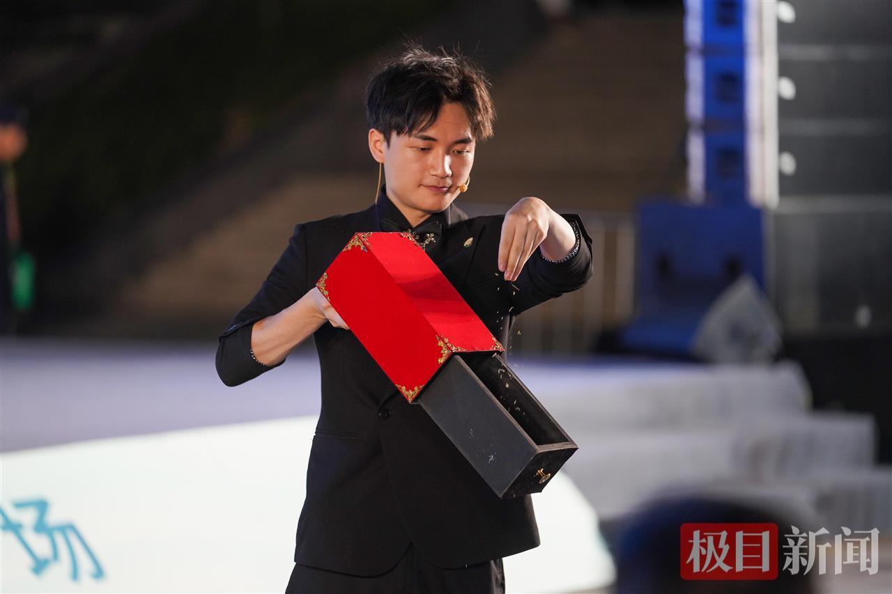 璀璨灯光辉映两江四岸 土家神茶香溢英雄之城——第三届来凤国际藤茶大会武汉会场盛大启幕