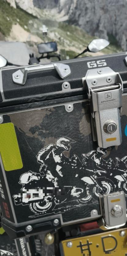 极目锐评丨奔驰车女司机逆行逼停摩托还用脚踹，嚣张的底气从何而来