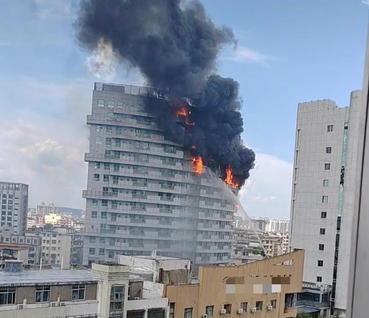 上饶一家医院住院部外墙起火，知情者：患者已全部转移，无人员伤亡