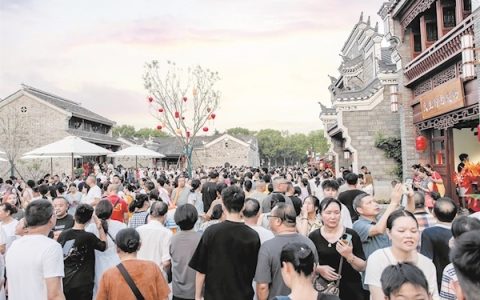 荆门千年民主街焕新开街 开启 “荆彩一夏”消费盛宴