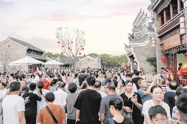 荆门千年民主街焕新开街 开启 “荆彩一夏”消费盛宴