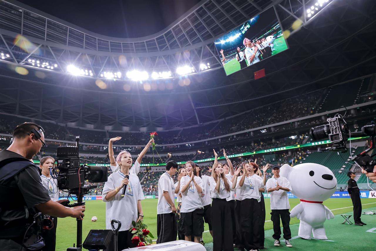 东北女生北京国安主场4万人面前反向求婚：北京爷们儿，我们结婚吧！