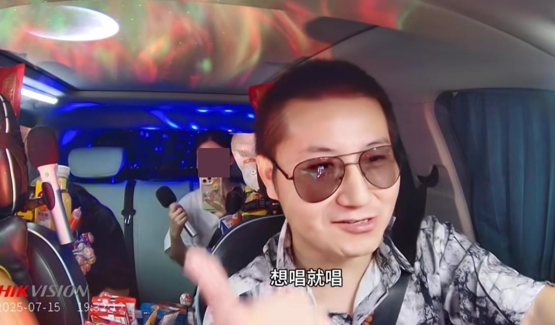 深圳有台“KTV网约车”供乘客免费唱歌，车主：许多人舍不得下车，有人为了唱歌特意改行程