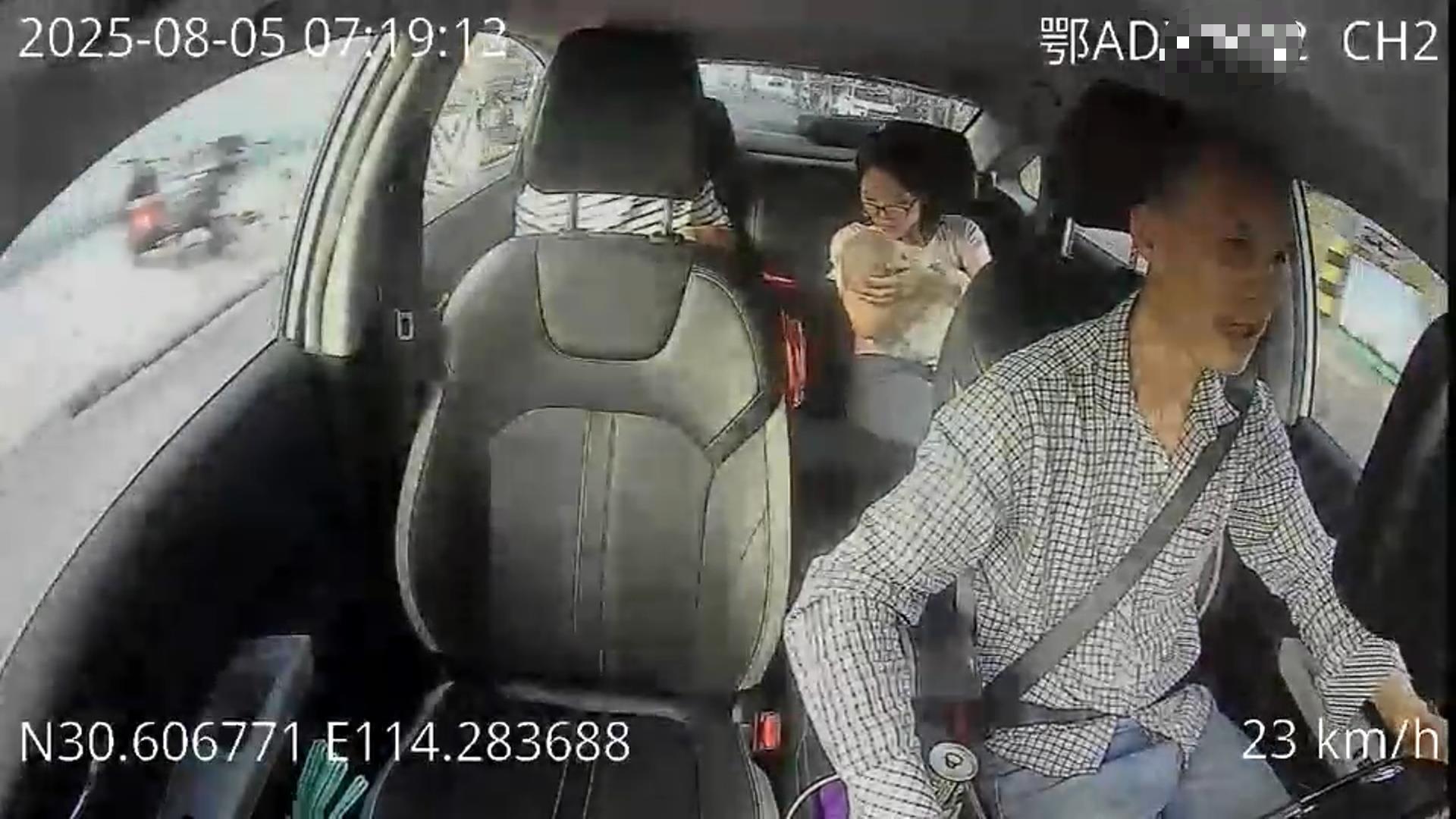 “必须再快些！”武汉的哥15分钟生死时速，早高峰连闯红灯救婴儿