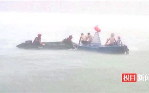 暴雨突袭致六名游泳者被困江中 消防员驾驶橡皮艇成功救人