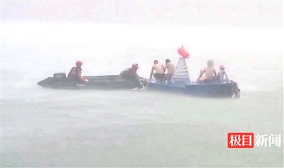 暴雨突袭致六名游泳者被困江中 消防员驾驶橡皮艇成功救人