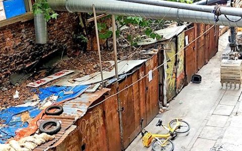 老旧小区改造被一排违建车棚“拦路” 社区：尽最大努力解决违建问题