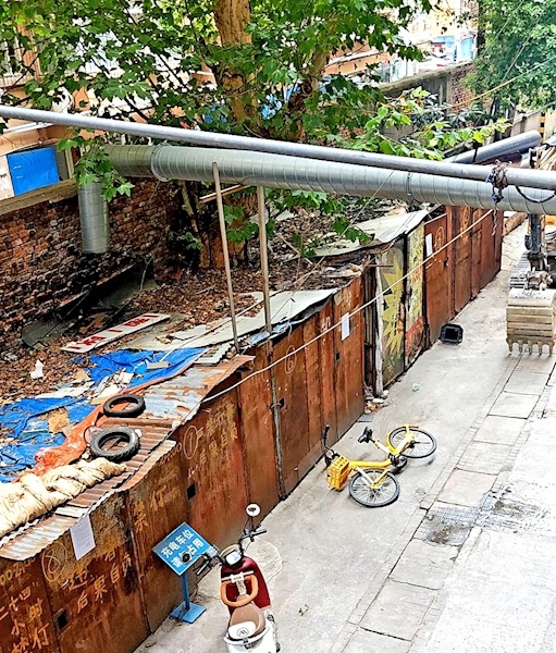 老旧小区改造被一排违建车棚“拦路” 社区：尽最大努力解决违建问题