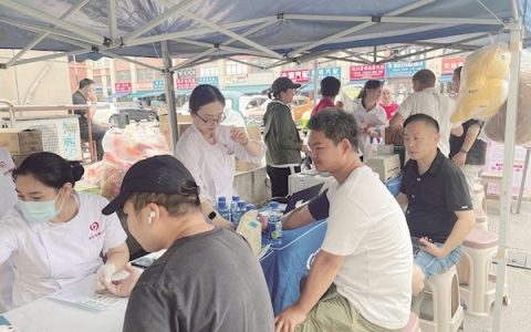 13年带动近1400人次挽臂献血 献血牛人带出一支“热血部队”