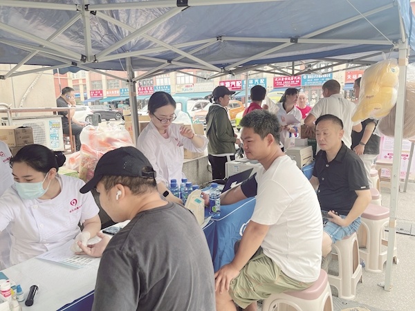 13年带动近1400人次挽臂献血 献血牛人带出一支“热血部队”