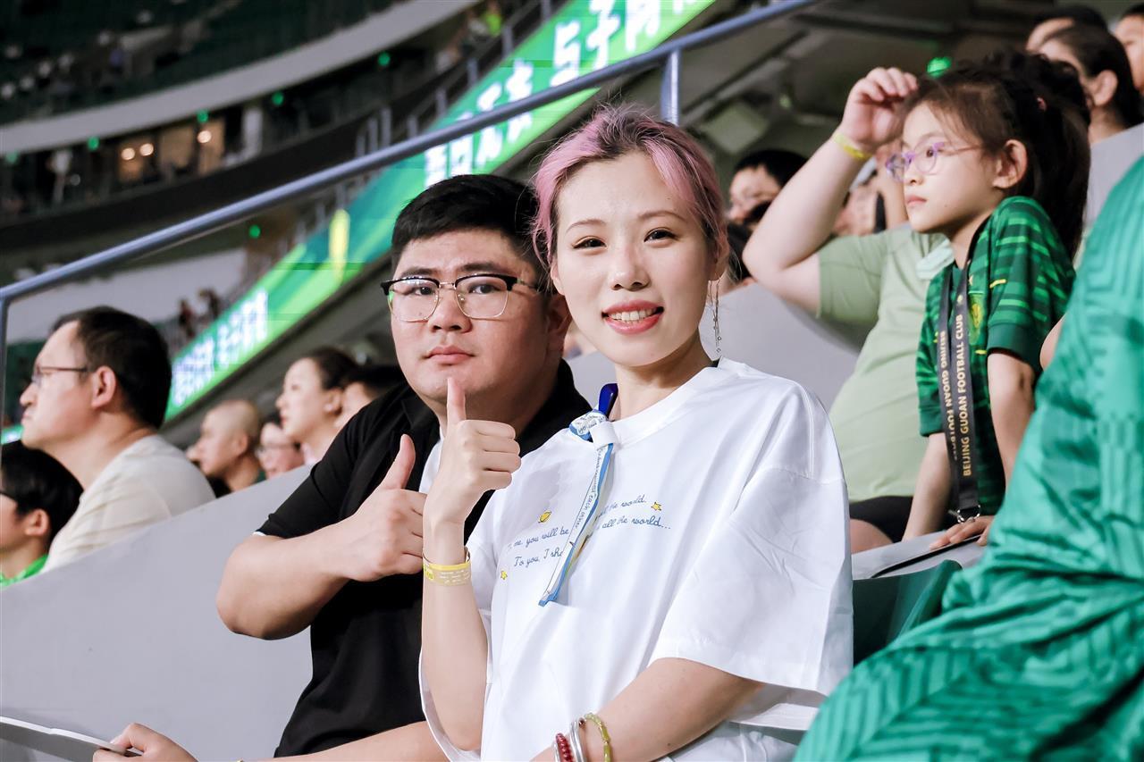 东北女生北京国安主场4万人面前反向求婚：北京爷们儿，我们结婚吧！