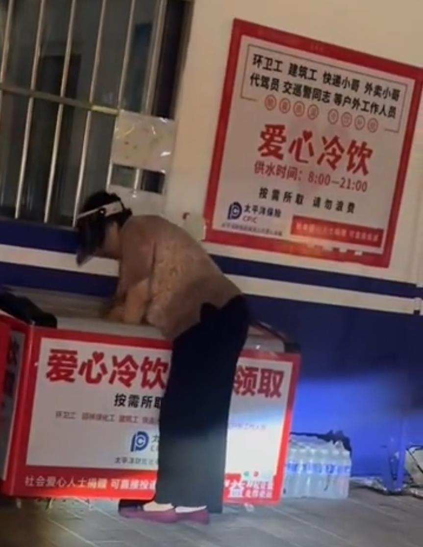 两大妈薅满两袋“爱心冷饮”，这些饮品专为建筑工环卫工等准备，当地回应