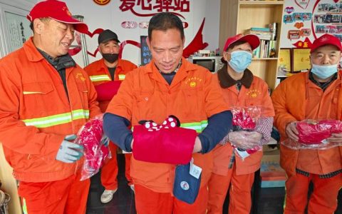 龙华山社区卫生服务中心为环卫工人送上“健康礼包”