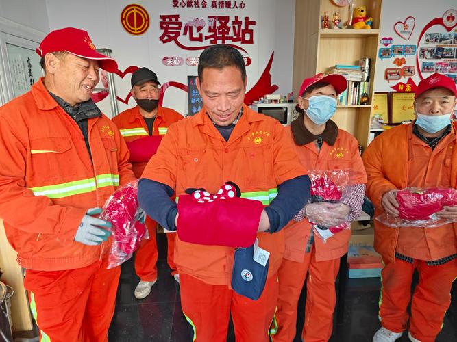 龙华山社区卫生服务中心为环卫工人送上健康礼包