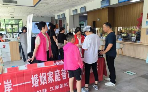 市民政局“送证下乡” 80余位村民家门口补领结婚证